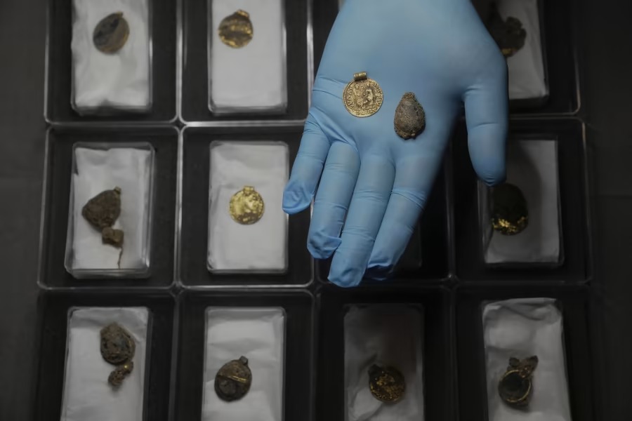 1300 year old necklace and other treasures found in England 