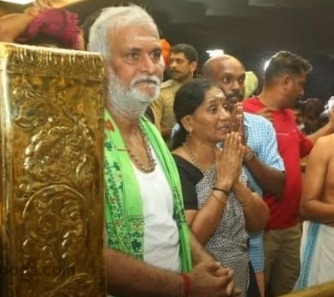 Sekar Babu visit Sabarimalai Ayyappan Temple with his wife
