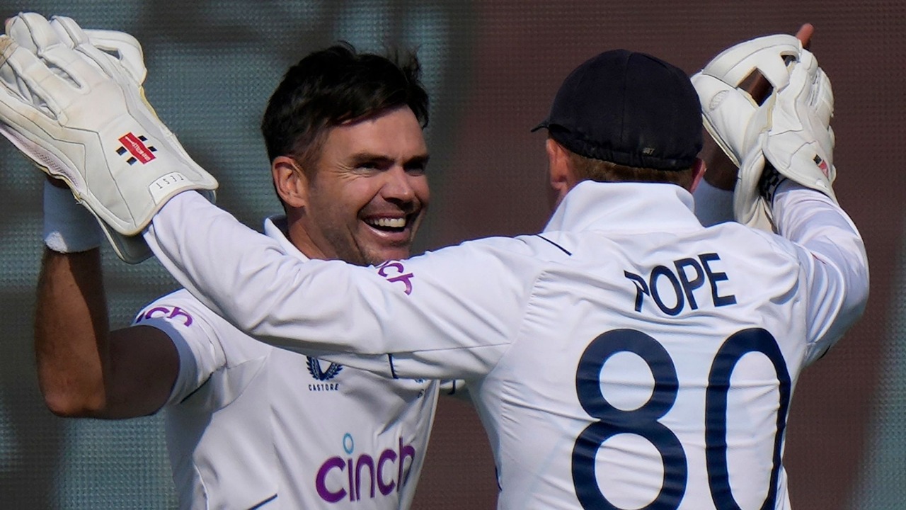 James Anderson bowls unplayable delivery to Mohammad Rizwan