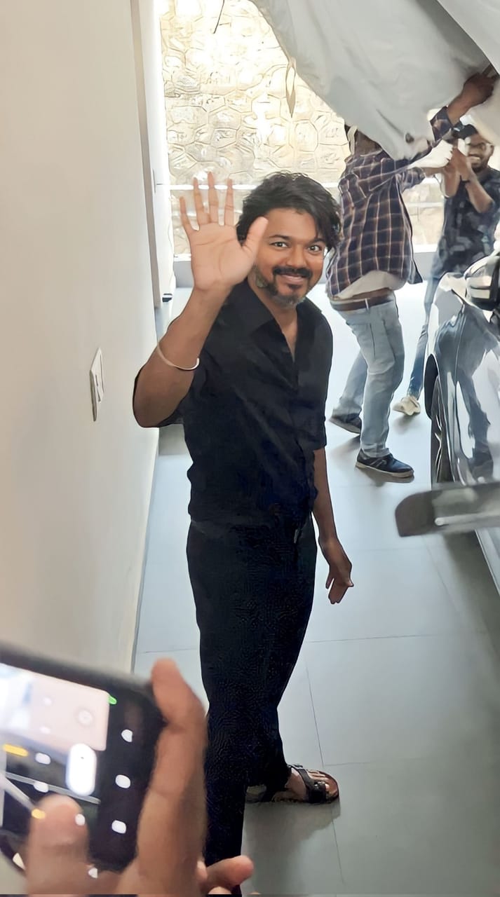 Vijay Meet His Fans at Panaiyur VMI Office
