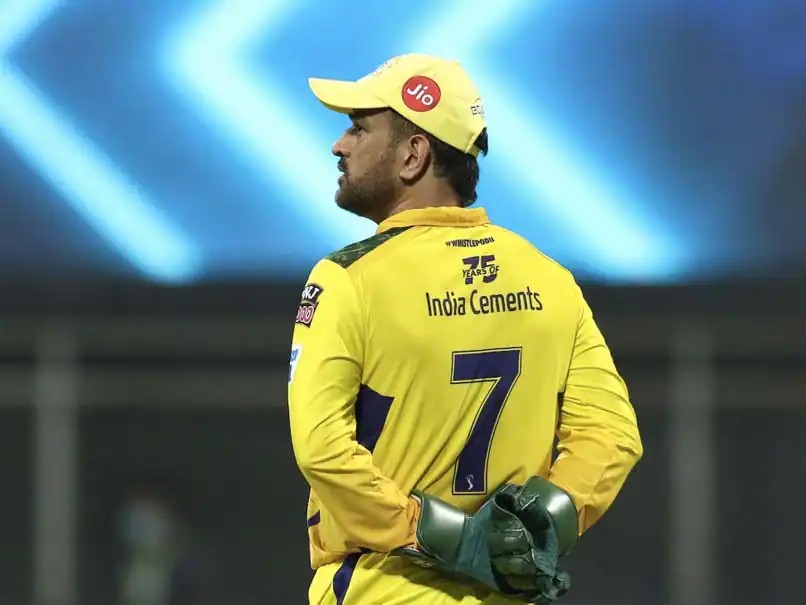 MS Dhoni gives autograph to fan on back of his tshirt video
