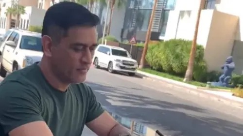 MS Dhoni gives autograph to fan on back of his tshirt video