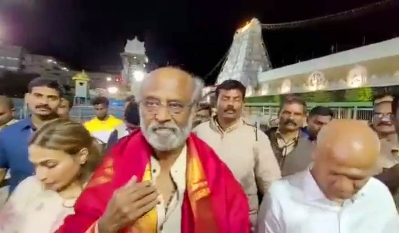 Super Star Rajinikanth Visit Tirupati Balaji Temple with Aishwarya Rajinikanth