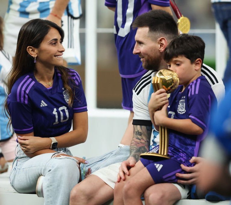 Lionel Messi with his wife and kids moments 