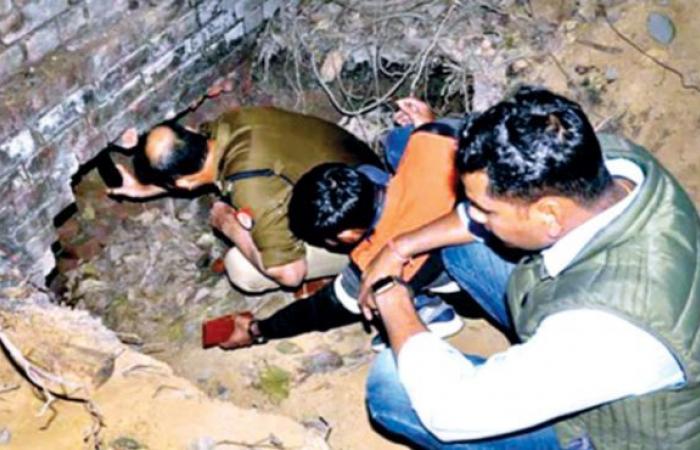 UP 10 ft long tunnel thieves looted bank worth 1 crore rupees gold