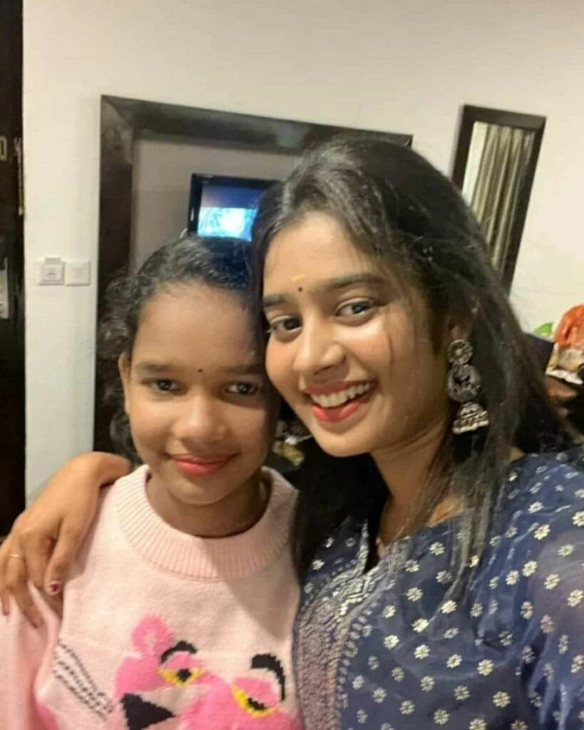 Bigg Boss Janany with her sister viral post ஜனனி 