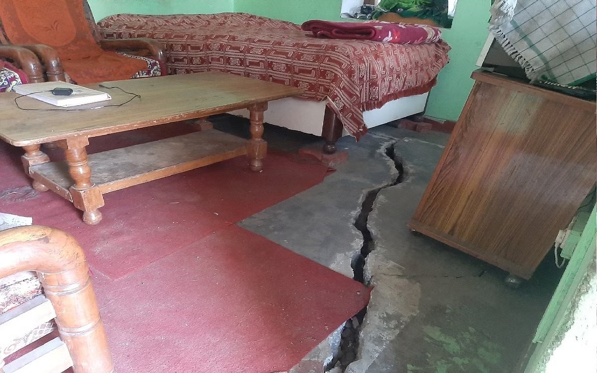 After Joshimath houses cracks in Uttarakhant karnprayag
