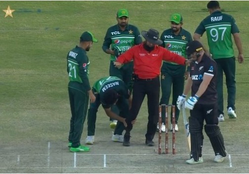 Mohammad Wasim throw leaves Aleem Dar hurt and angry