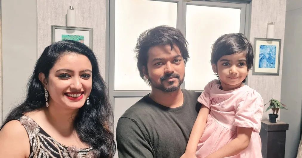 Vijay photo with Ganesh Venkatraman Daughter and Wife