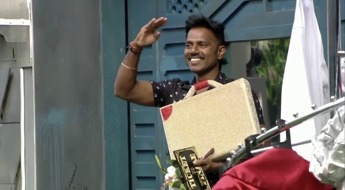 Amudhavanan Opted to go with Money Suitcase from BiggBoss