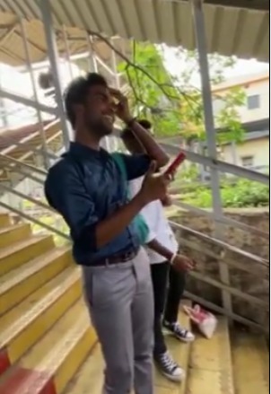 Youths sang For Transgender Woman in Railway station video