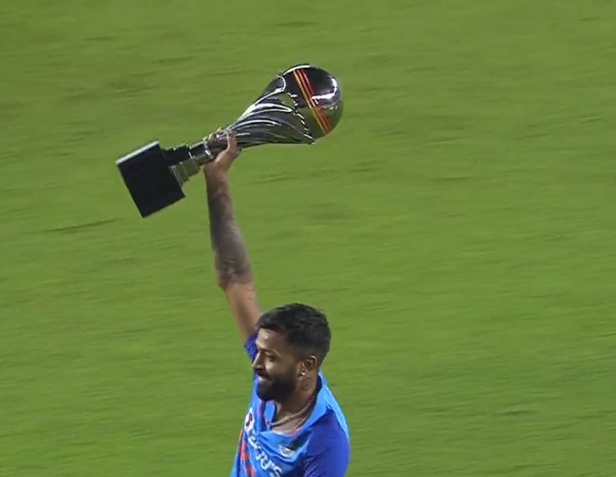 Hardik Pandya hands over T 20 trophy to young player