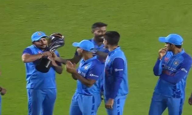 Hardik Pandya hands over T 20 trophy to young player