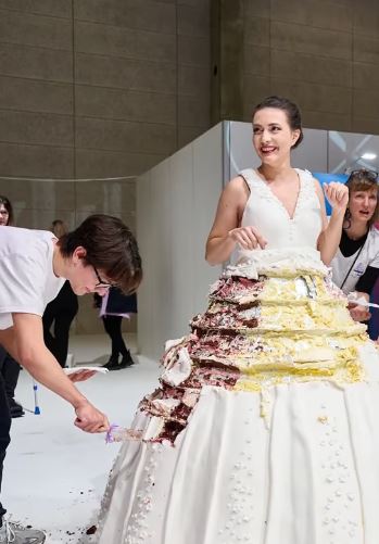 World largest cake in shape of wearing dress create guinness record