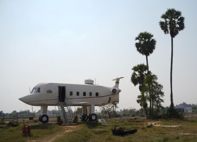 A Cambodian man build house exactly looks like Plane 