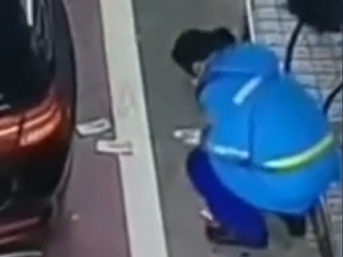 Car owner throws money in road after fill fuel