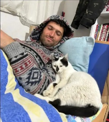 Cat Refuse to Leave soldier who saved life in Turkey video