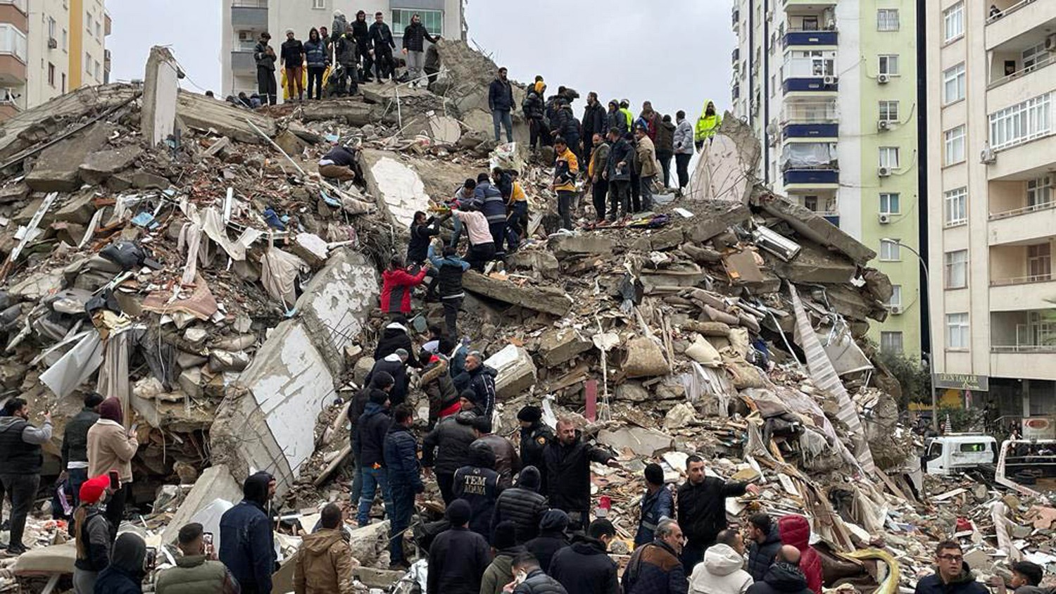 Powerful Earth Quake Hit Turkey Tremor felt in neighboring countries