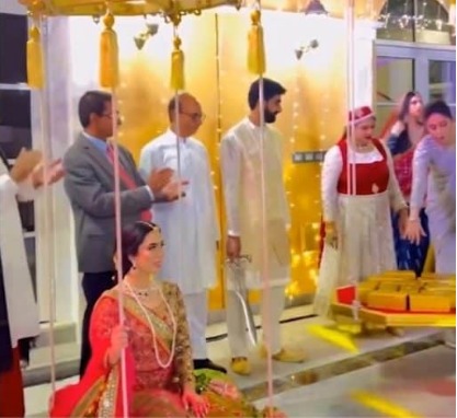 Pakistani Businessman Weighs Daughter With 69 KG Gold on Wedding 