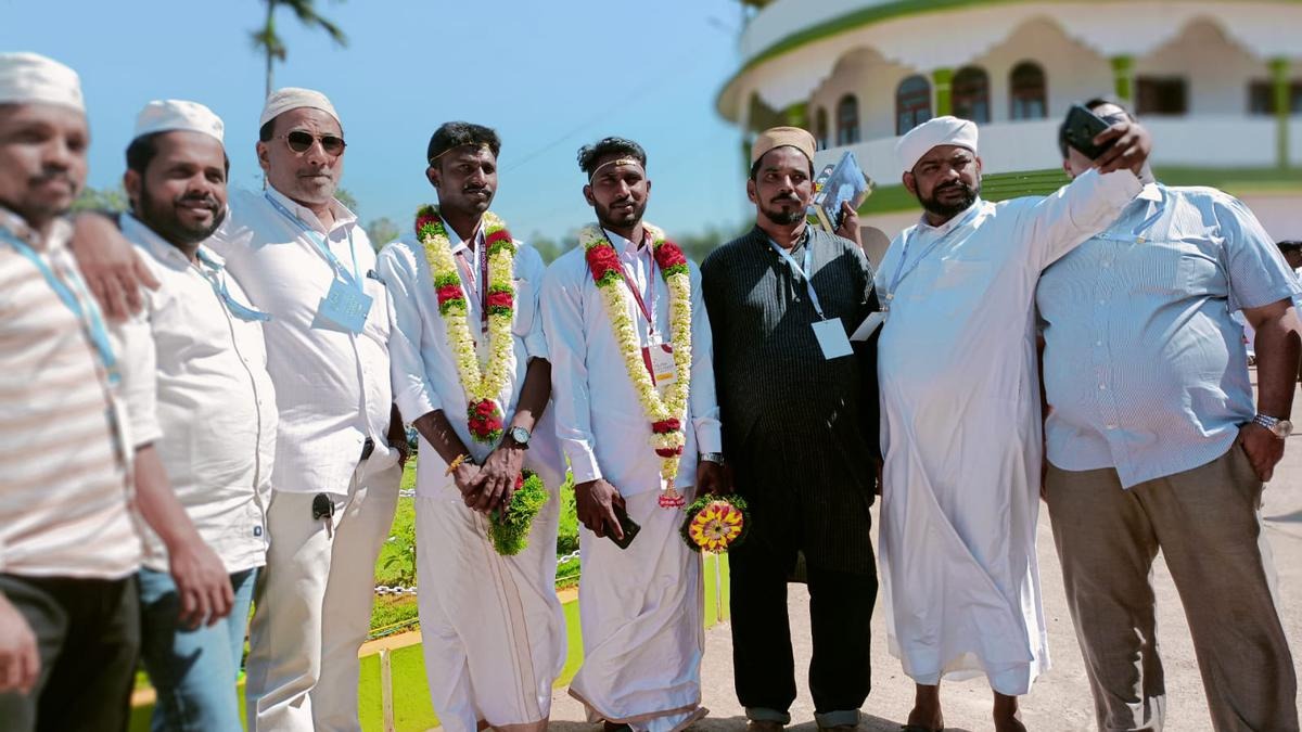 800 young men and women tie the knot at mass wedding in Padanthorai
