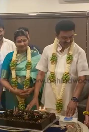 MK Stalin cake cutting with his family members video viral