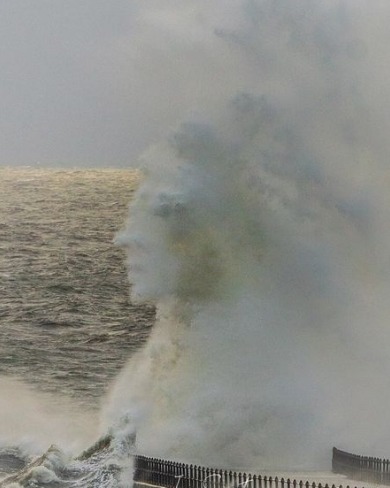 UK photographer captures face in breaking waves Pic goes viral
