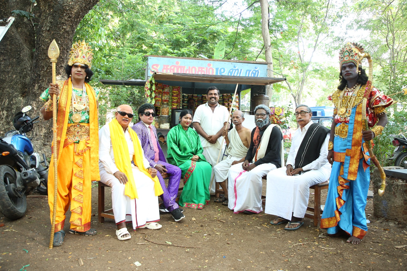 Uruttu Uruttu Song Public Starring Samuthirakani, Kali Venkat