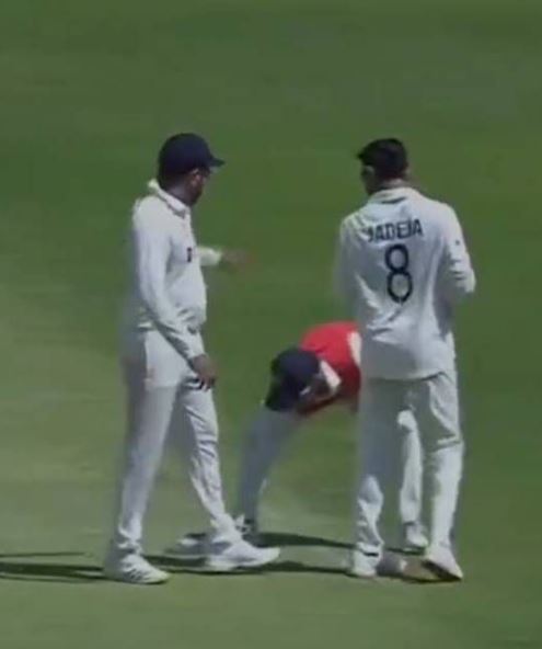 Rohit Sharma Gesture after ishan kishan miss bottle in fourth test