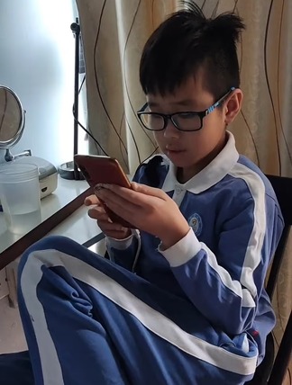Chinese man who makes his son to play for 17 hours straight