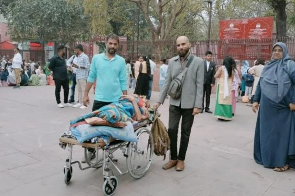 Man took 85 yr old mother to taj mahal on stretcher photo viral